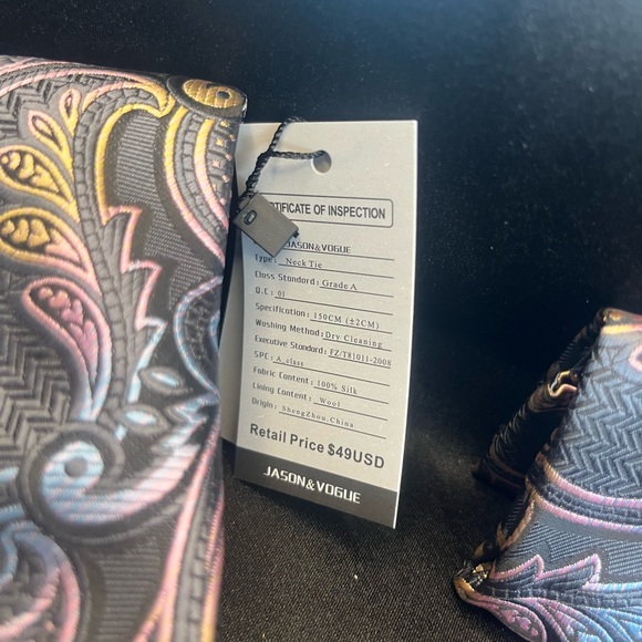 Elegant Paisley Tie Set in Black and Gold - Picture 5 of 5